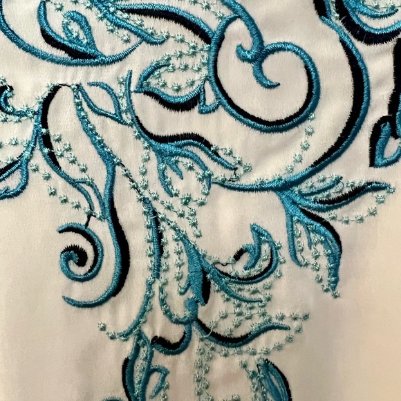 WHITE HOUSE BLACK MARKET White with Turquoise Embroidered Flowers Top - Picture 4 of 10